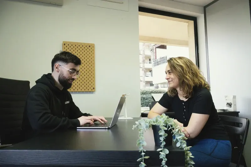 Un coach et une cliente au bureau du studio Saint-Charles