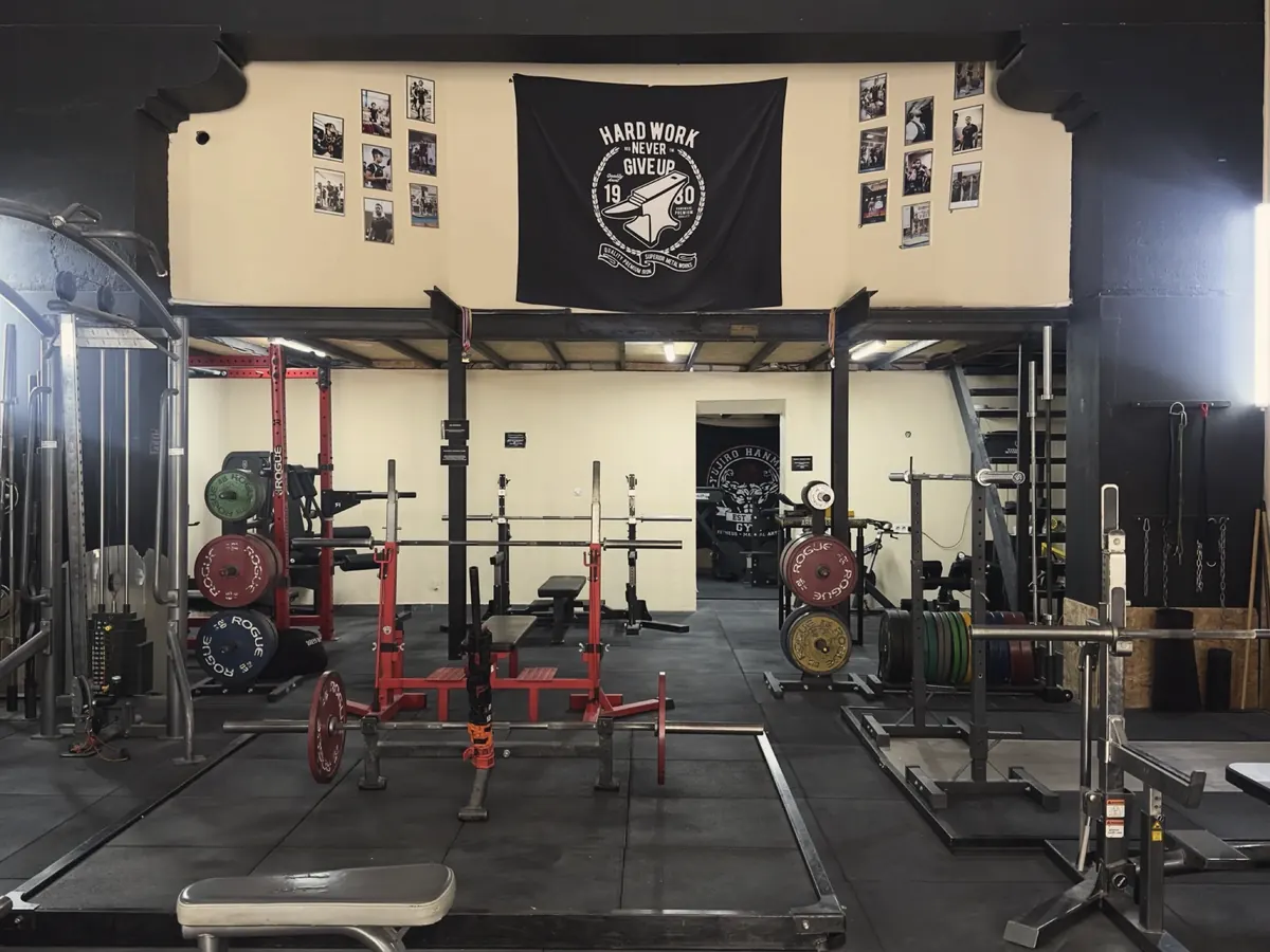 Le plateau de la salle Clemenceau : racks, barres et bannière Hard Work